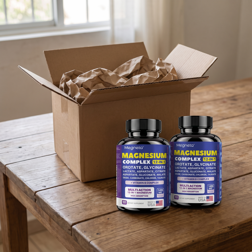 Dos frascos de Magnesium Complex 12 en 1 delante de la caja de envío abierta