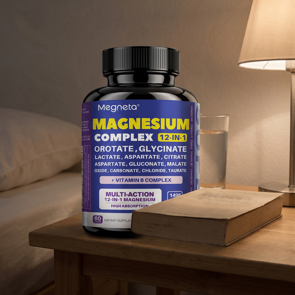Frasco de Magnesium Complex 12 en 1 en el buró, junto a la lámpara y un vaso de agua